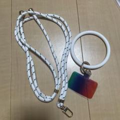 白いロープストラップと円形リング付きカラフルタグ