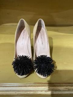 ダブルスタンダード スエード風パンプス 黒ポンポン