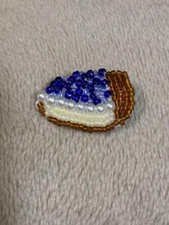 ブルーベリータルト ブローチ ビーズ刺繍