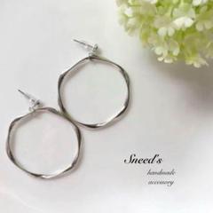 ■ 大ぶり シルバーツイストフープチャームピアス/イヤリング
