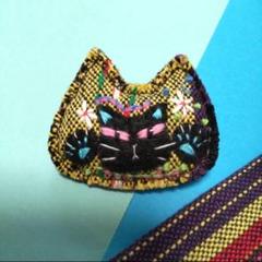猫の顔の布製ブローチ