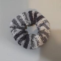 グレーのシュシュ ハンドメイド かぎ編み