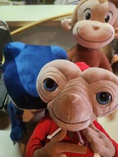ユニバーサル・スタジオ・ジャパンの青い恐竜とおさるのジョージとE.T.ぬいぐるみ ユニバーサル・スタジオ・ジャパンの青い恐竜とおさるのジョージ