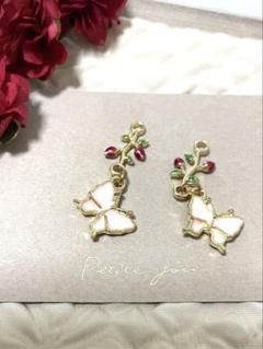 赤い実蝶々ピアス