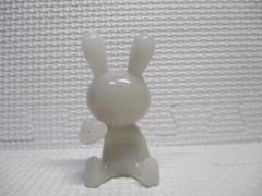 希少 ブラックラビット BLACK RABBiT 蓄光 お座り フィギュア