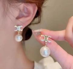 美品【セリーヌ】トリオンフ パールピアス ゴールドフィニッシュ