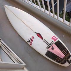 チリ ショートボード 5'8 1/2フィート デッキテール部スパインテック チリ ショートボード 5'8 1/2フィート デッキテール部スパ