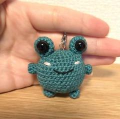R手編みのカエルのあみぐるみストラップです