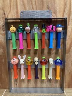 ワンオフ ペッツ 壁掛け飾り棚 PEZ ディスプレイ 金属製 コレクションケース ワンオフ ペッツ 壁掛け飾り棚 PEZ ディスプレイ 金属製