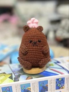 茶色の編みぐるみクマ