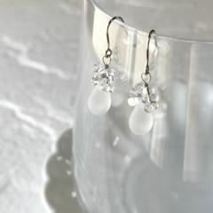 No.338ホワイトフロストドロップ花ピアス サージカルステンレス