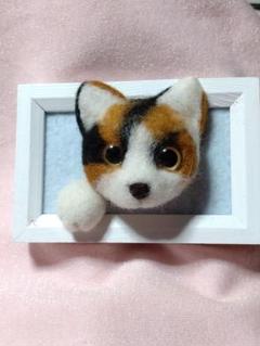飾れるにゃんこのおヒゲ刺し　刺繍枠　壁掛け　ハチワレ　8cm 飾れるにゃんこのおヒゲ刺し 刺繍枠 壁掛け ハチワレ 8cm