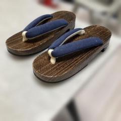 伝統的な木製下駄 ネイビー　24-25cmの方向け
