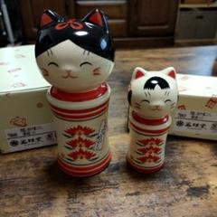 新しいスタイル 大幅お値下げ】【新品】薬師窯 彩絵しあわせ猫こけし 重ね菊 大 置物