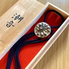 銀900刻印　帖佐美行作　彫金　ループタイ　双葉　約29g　共箱　C　R8198 新品・未使用】帖佐美行 「潮音」シルバー 銀 ループタイ 彫金