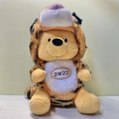 ディズニーストア　プーさん　2004年  干支　申　ストラップ 2024年の干支、辰のコスチュームを着たプーさんのぬいぐるみ