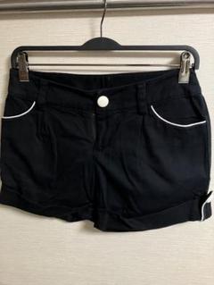 黒のショートパンツ・白いパイピング付き バッグリボンデザイン