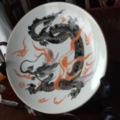 秀峰 有田焼 色絵 台付き 絵皿 龍 竜 ドラゴン 飾り皿 色絵大皿 皿