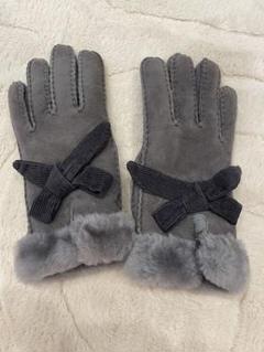 UGG ブラック　手袋 リボン付き UGG（アグ）の「＜UGG＞リボン ムートングローブ◇（手袋）」 - WEAR