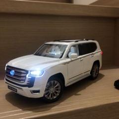 トミカ　ランドクルーザー300 白　TONINDO MODEL CAR ランクル A high-end miniature car has appeared before this month's