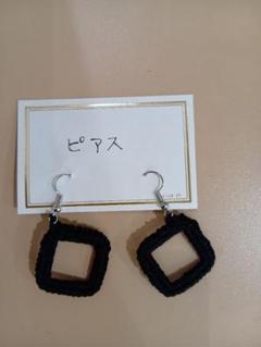 黒い四角形フープピアス