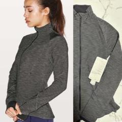 lululemon - 未使用品 ルルレモン　ハーフ丈ジャケット　グレー×ホワイト　8　小さな難 lululemon - 未使用品 ルルレモン ハーフ丈ジャケット グレー