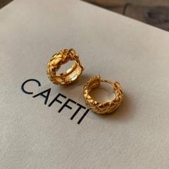 リーフ彫刻ゴールドフープピアス 上品クラシック　幅7mm s9277