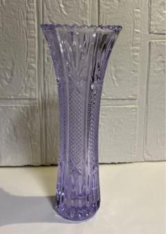 薄紫色の花瓶 　アレキサンドライト　サインアリ　変色ガラス　28cm お値下げ中 薄紫色の花瓶 アレキサンドライトガラス 花の彫刻 サインアリ