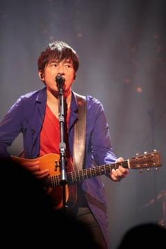 Mr.Children桜井着ヒカリノアトリエ赤ラペルブレザー Mr.Children (ミスターチルドレン) 36thシングル『ヒカリノ