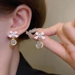 リボン　ピアス　白　ゴールド　両耳　ホワイト　ゆらゆら　結婚式　ドレス