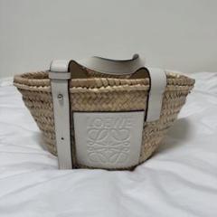 美品♡LOEWE かごバッグ ナチュラル/ホワイト　レアな可愛いチャームとセット 美品♡LOEWE かごバッグ ナチュラル/ホワイトレアな可愛い
