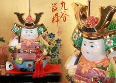 九谷焼　色絵金彩　武者人形　8.5号　高さ26㎝　錦九谷　飾台付　BE882 九谷焼 色絵金彩 武者人形 8.5号 高さ26㎝ 錦九谷 飾台付 BE882