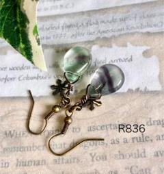R836フローライトドロップとスノーフレークピアス　金古美　ハンドメイド