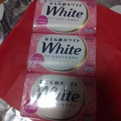 【花王石鹸 ホワイト】 130g×3　ふわっとやさしいアロマティックローズの香りのサムネイル