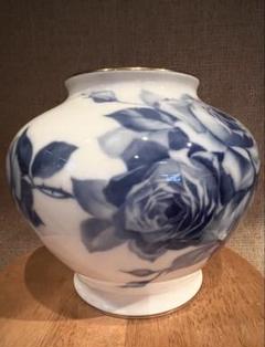 大倉陶園 花瓶白磁【 美品】人気のオールドブルーローズ 中古!大倉陶園花瓶2点セット(ブルーローズ) | ラフジュ工房
