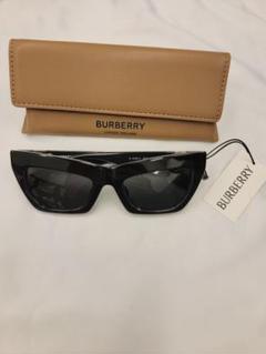 新品　BURBERRY ブラック キャットアイ サングラスのサムネイル
