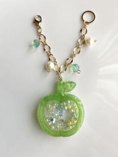 青リンゴ　キーホルダー　ミセスグリーンアップル　レジン　ハンドメイド　シェイカー