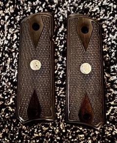 アルタモント S&W1911メダル付 ダイヤチェッカー ブラックグリップ ☆アルタモント 1911 コンパクト / オフィサーズ用 木製グリップ