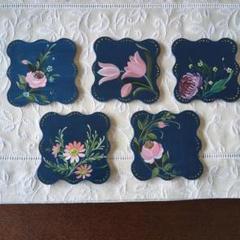 コースター5枚アンティークブルーに薔薇ピンクデージーチューリップ菊を描く木工品