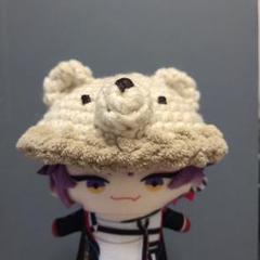 クマの帽子のアニメ風ぬいぐるみ