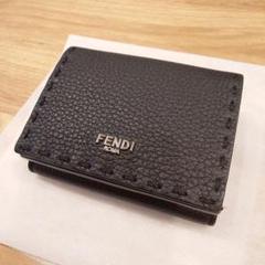 極美✨フェンディ 三つ折り財布 ロゴ エンボス 型押し レザー ブラック 黒 コインケース付きセレリア 財布 カーフレザー ブラック | Fendi