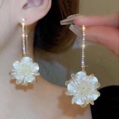 【新品未使用】アクリルフラワーシェイプ&ラインストーンドロップピアスのサムネイル