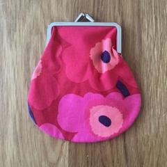 シ*ウ様 marimekkoブラックレザー二つ折り財布 花柄エンボス marimekko - marimekkoマリメッコ本革折り財布ブラック型押し