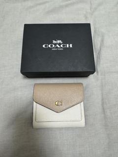 COACH ベージュ 三つ折り財布 ま未使用品 COACH 三つ折り財布 ホワイト/ベージュ - メルカリ