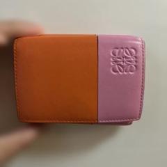 ロエベ オレンジとピンクの三つ折り財布 - メルカリ