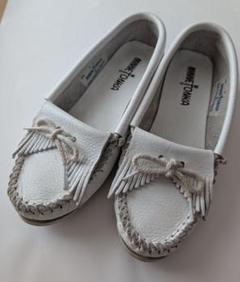 新品未使用【MINNETONKA】CLEAR WATERⅡ　フローラル　ホワイト 2025年最新】Minnetonka カラー：ホワイト系 モカシンの人気