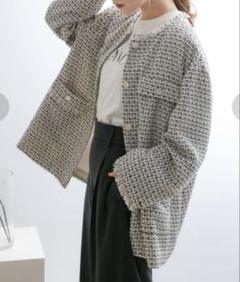 HEYUMM ツイードノーカラージャケット　白系 HEYUMM（ヘユム）の「ツィードノーカラージャケット（ノーカラー