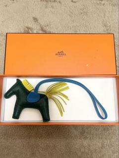 専用！値下げ❣️HERMES ロデオチャームPM  未使用　おまけ付き HERMES - エルメス ロデオチャーム PM クレ 未使用 希少色 馬 白