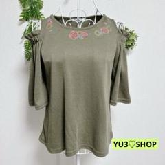ドリーミーライツ・オフショルダーTシャツ オリーブ色 花柄刺繍 M