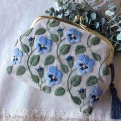 パンジーのがま口ポーチ　手刺繍　ハンドメイド パンジーのがま口ポーチ手刺繍ハンドメイド